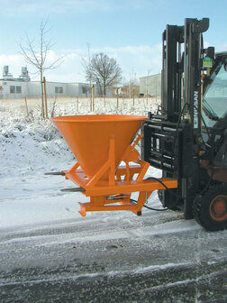 Strooiapparaat type SH gelakt/merk bauer S&uuml;dlohn/trechterinhoud ca. 265 liter/max. strooibreedte 9 m/max. strooicapaciteit 80 l/min